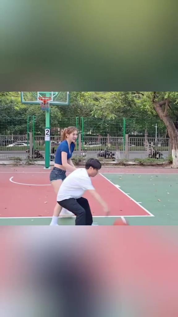 集夢(mèng)會(huì)長(zhǎng)背打一米8的女生，這是真打球啊！