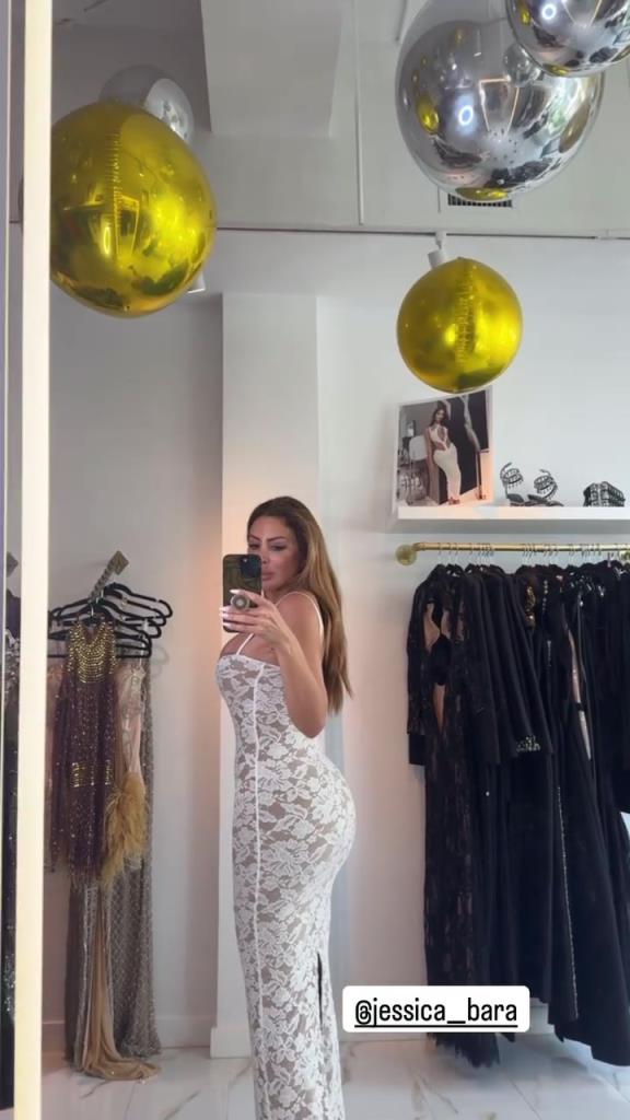 徐娘半老！皮蓬前妻穿吊帶裙自拍，這身材也太炸裂了！