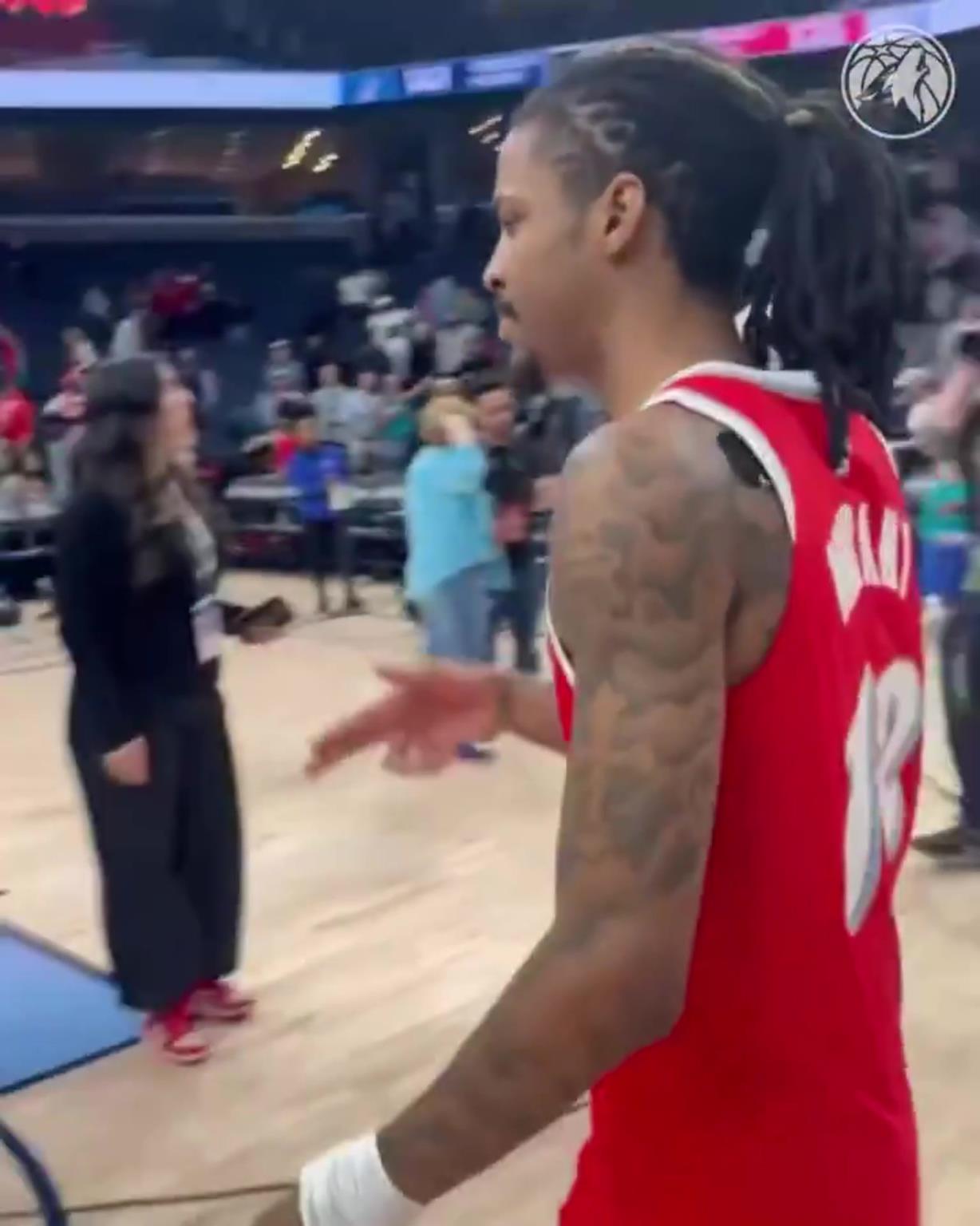 笑死！莫蘭特賽后與華子握手，竟然也是比出“手槍”的手勢