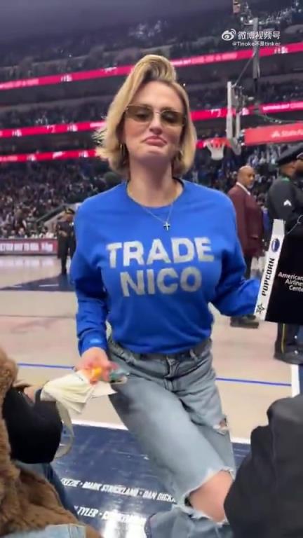 主場不準球迷打印“解雇Nico”標語，女球迷就出此下策