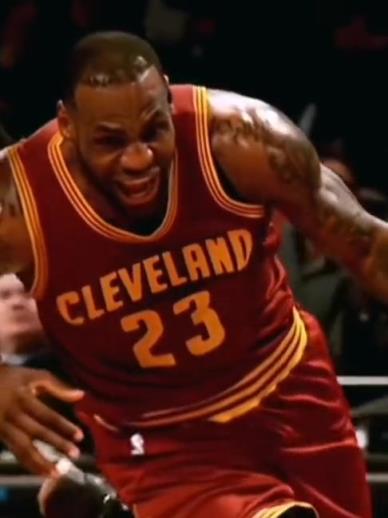 老詹這恐怖的大體格，完美詮釋什么叫“人型坦克”！