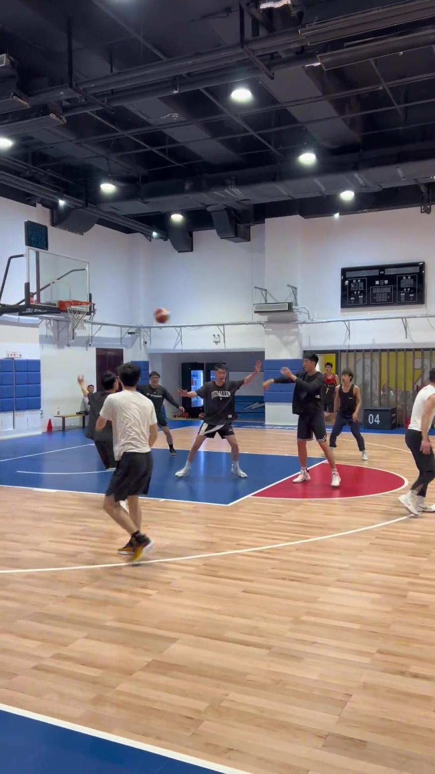 對手回家后：老婆，我今天在野球場匹配到巔峰馬刺隊(duì)了！