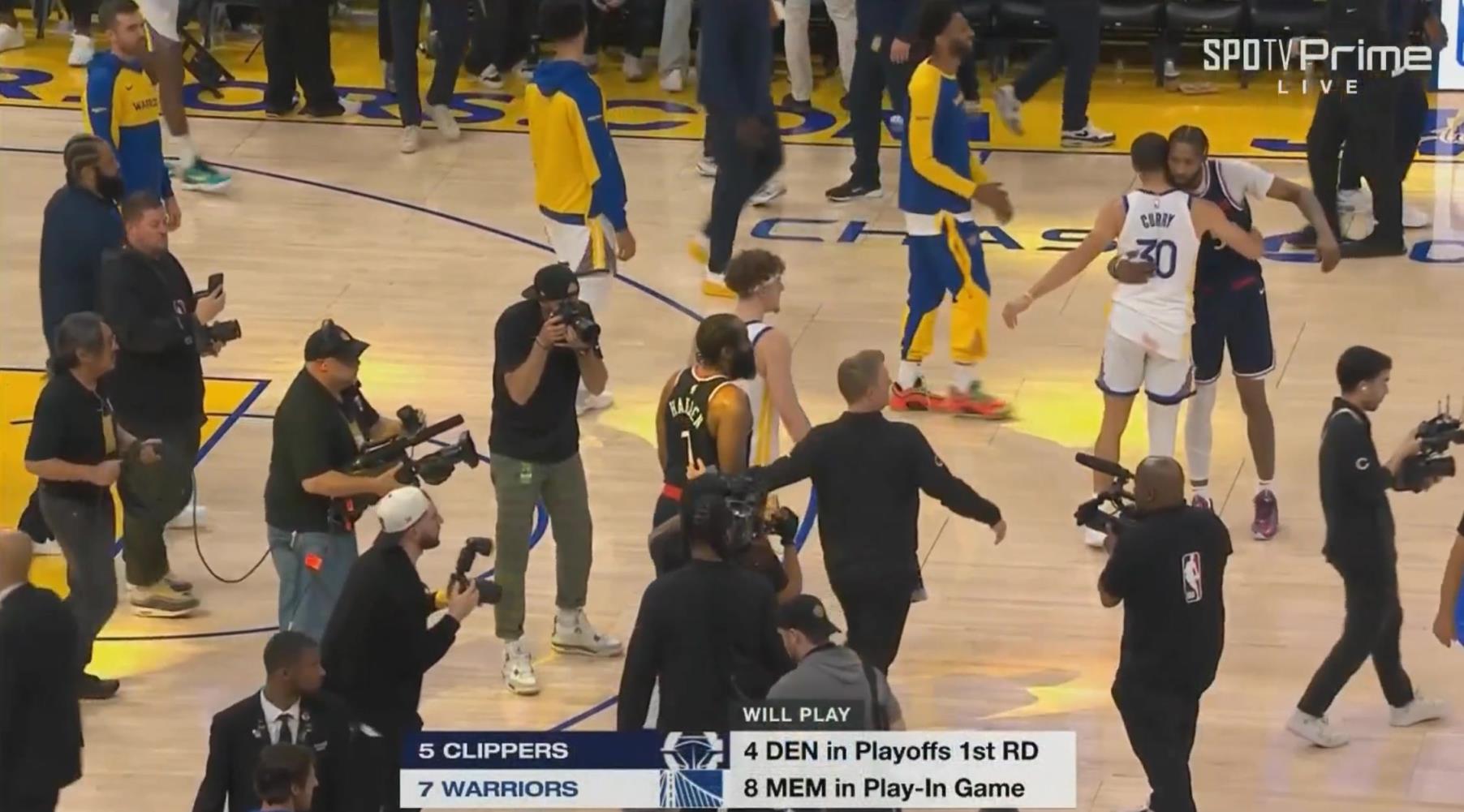 加時(shí)賽12分無解表現(xiàn)率隊(duì)獲勝！哈登賽后臉上笑容藏不住呀