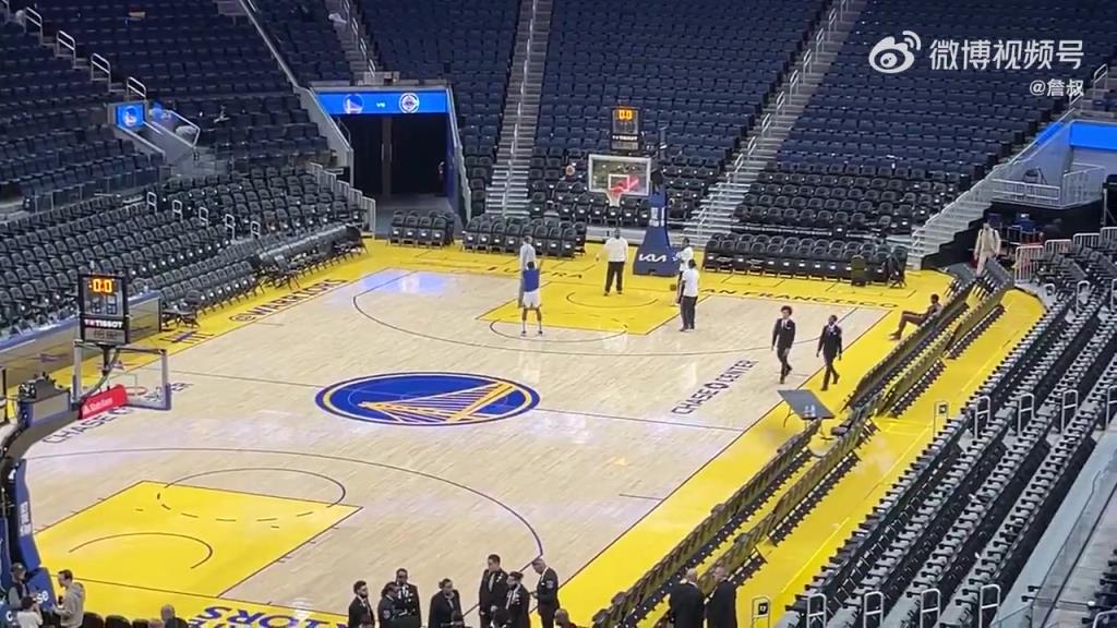 今天沒有得到出場機(jī)會(huì)！庫明加賽后還留在場地練習(xí)投籃