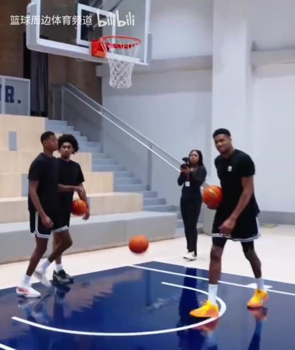 別人能學得來嗎？名場面：字母哥指導小球員籃下腳步！