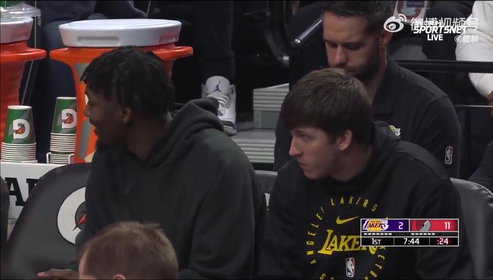 鎖定西部第三愜意得很！里夫斯輪休在板凳席上吃東西被抓拍到了