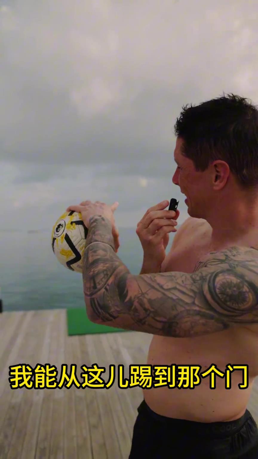 當(dāng)年多少人的偶像！托雷斯挑戰(zhàn)赤腳進(jìn)球