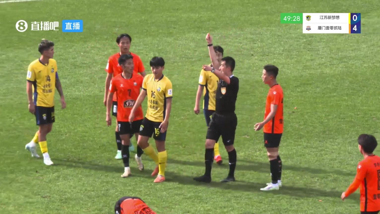 比姆巴佩抬的還高，中冠球員亮鞋釘兇狠蹬踏被裁判直紅驅(qū)逐