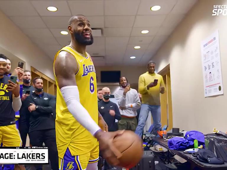 里弗斯絕殺之后湖人隊(duì)的更衣室氛圍，簡直不要太和諧?。? style=