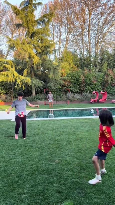 馬塞洛和兒子隔水相傳！大兒子腳法有點(diǎn)東西的！