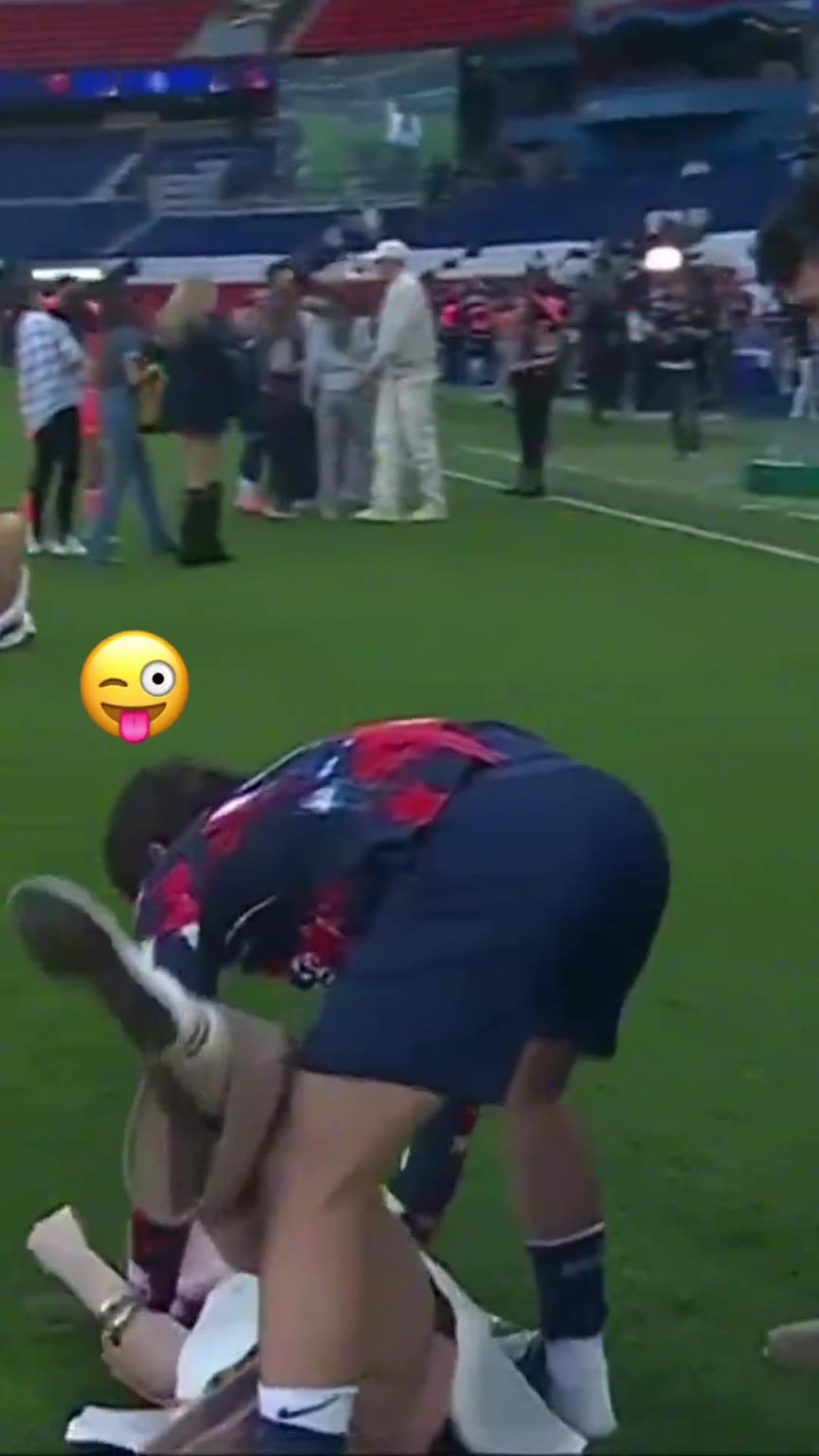 玩這么花！？內(nèi)維斯在家人面前把自己女友按倒在地