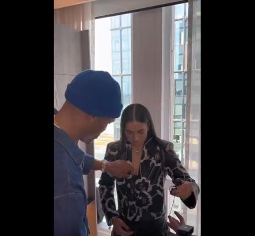 威嫂看到要打人的！威少上手幫WNBA妹子整理胸前的衣服