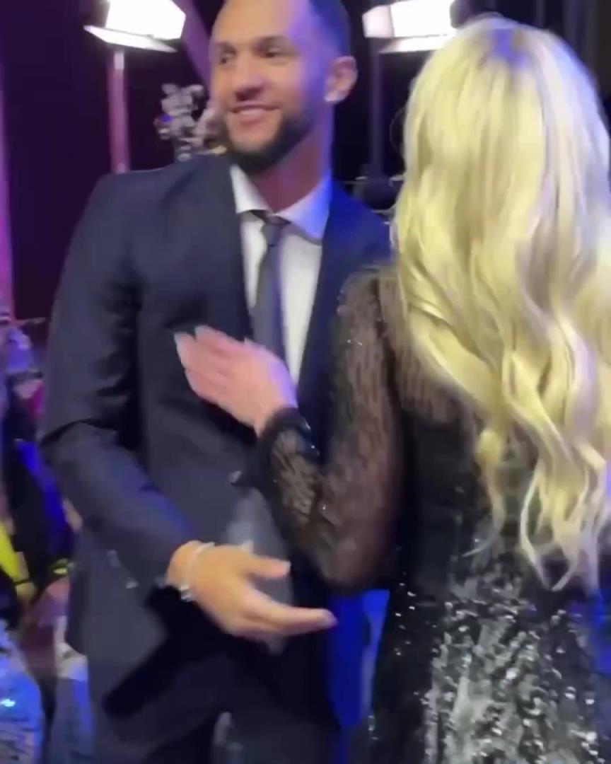 身材姣好！薩格斯的女友海莉被芝加哥天空選中！兩人接吻慶祝