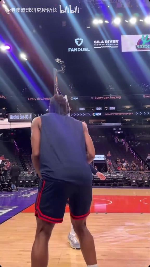 機(jī)器人級別的靜態(tài)身體！近距離看小卡的賽前熱身！