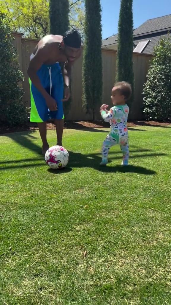 足球要從娃娃抓起！SGA帶娃踢足球，小孩摔倒時鼓掌“嘲笑”！