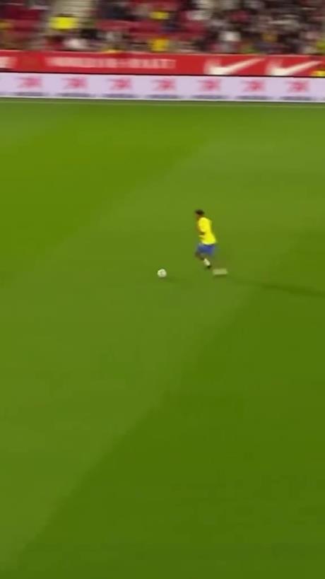 45歲還開掛！小羅再現(xiàn)牛尾巴過人，微笑單挑門將輕松打進