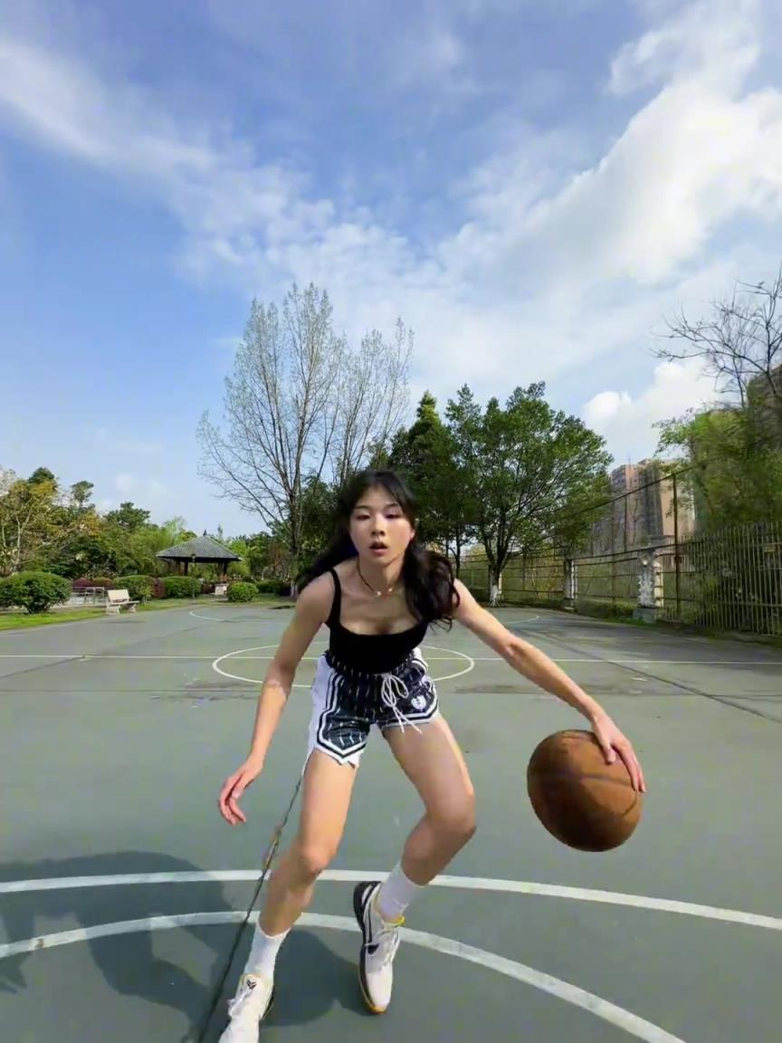 看著有點實力，敢背打我不？